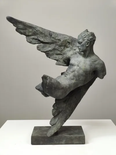 Escultura en bronce patinado de figura masculina con alas desplegadas, ALIS VOLAT PROPRIIS SMALL, de Coderch & Malavia.