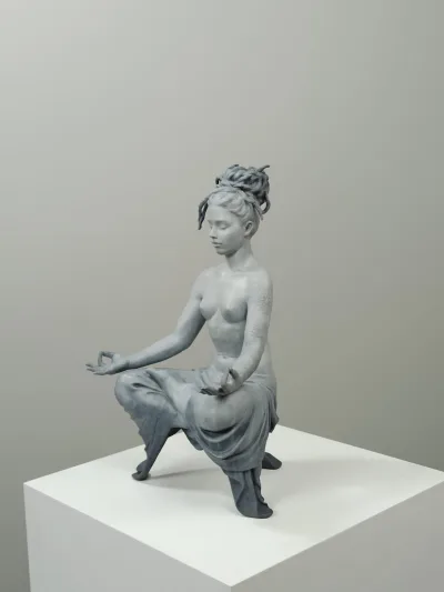 Escultura AURA SMALL de Coderch & Malavia en bronce patinado, figura femenina en meditación