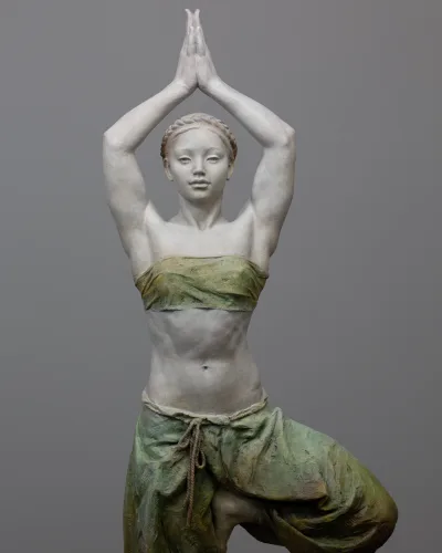 Escultura AXIS de Coderch & Malavia en bronce patinado, figura femenina en equilibrio con los brazos levantados.