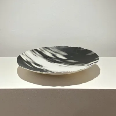 Plato 'De la Luz' en blanco y negro de Cristina Marquez, arte contemporáneo en porcelana.