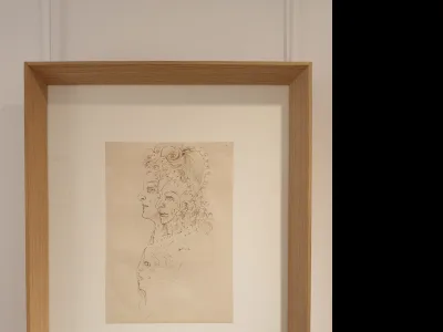 Obra TRES CARAS SHAKESPERIANAS con tres rostros en perfil sobre fondo neutro